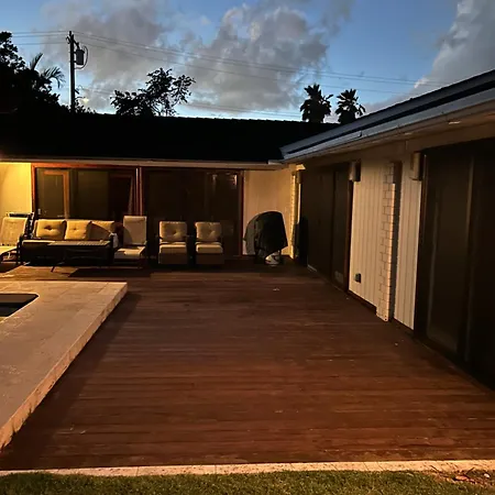 Best Vacation Rental House Close To Kahala Beach !